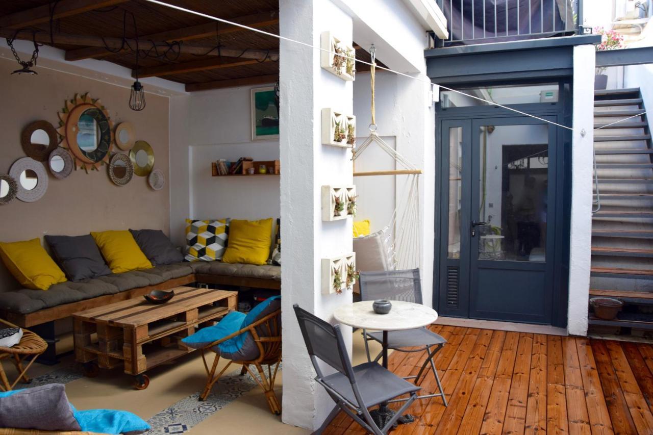 Le Petit Patio Bed & Breakfast Айга-Мортас Екстериор снимка
