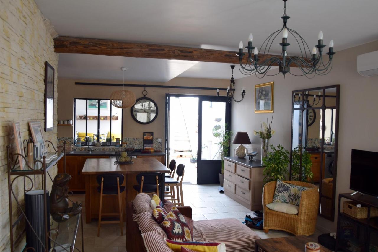 Le Petit Patio Bed & Breakfast Айга-Мортас Екстериор снимка