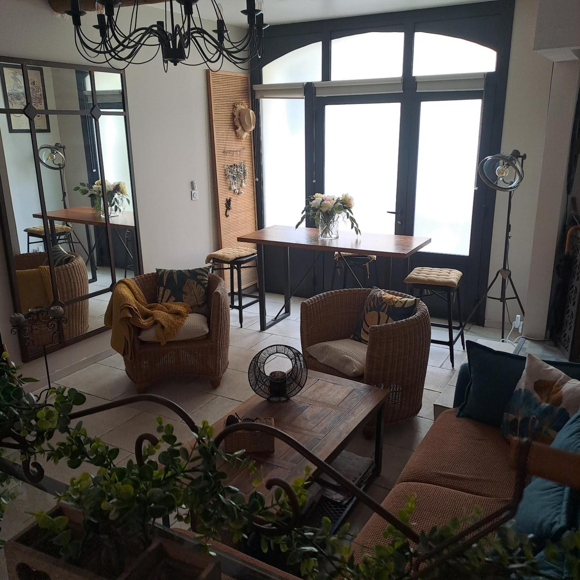 Le Petit Patio Bed & Breakfast Айга-Мортас Екстериор снимка