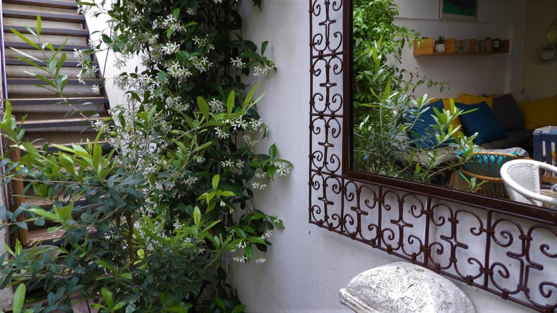 Le Petit Patio Bed & Breakfast Айга-Мортас Екстериор снимка