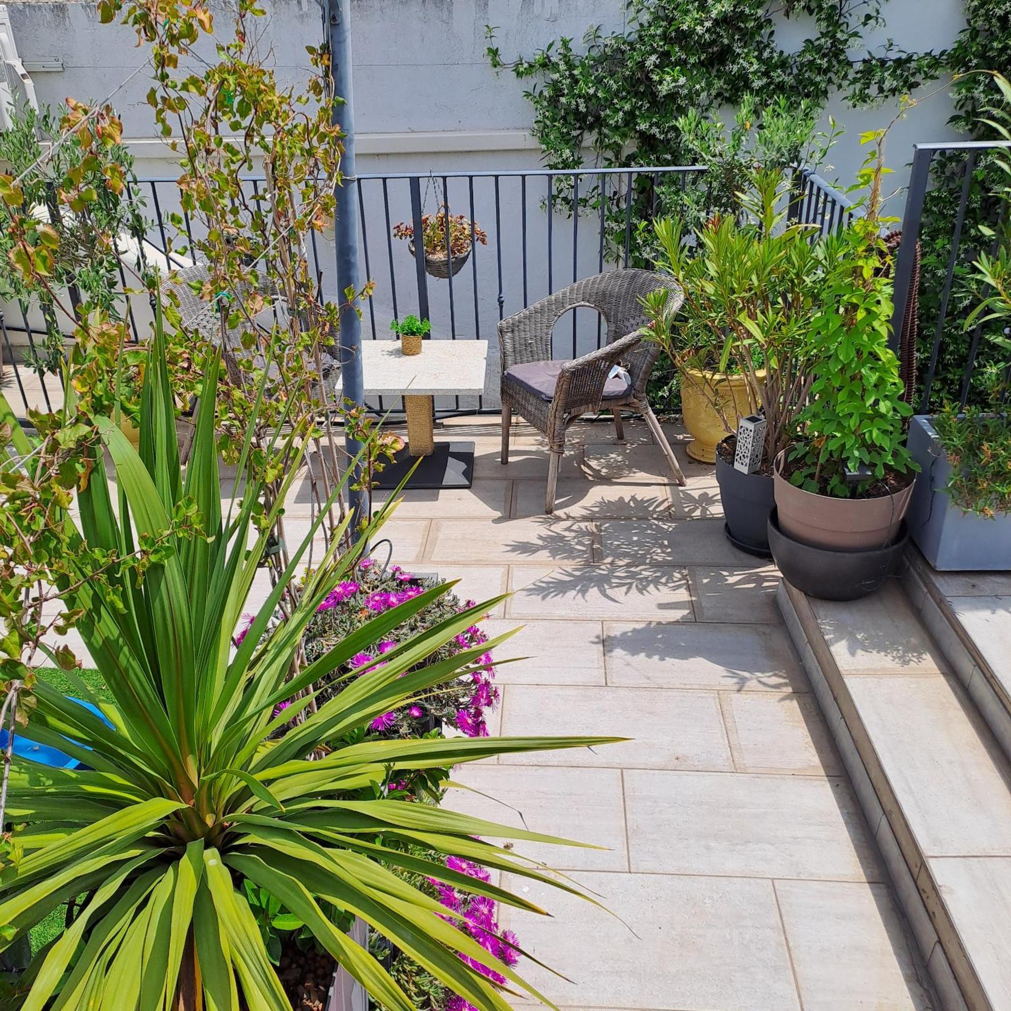 Le Petit Patio Bed & Breakfast Айга-Мортас Екстериор снимка